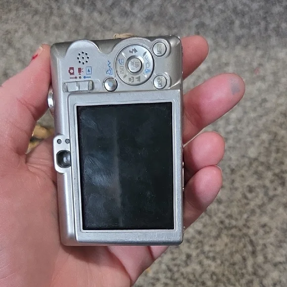 Canon PowerShot SD450 Digital Camera - Sleek Silver - Picture 2 of 3